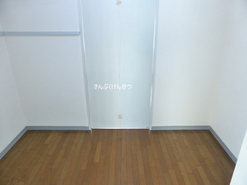 洋室とリビングからウォークスルー可の3帖納戸