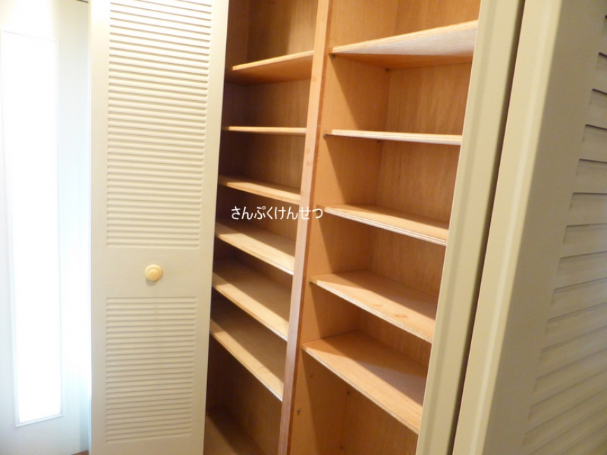 室内廊下の収納はたっぷり小物が入ります