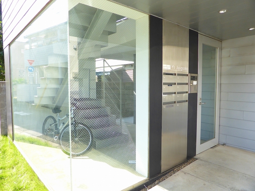 エントランスはオートロック付き