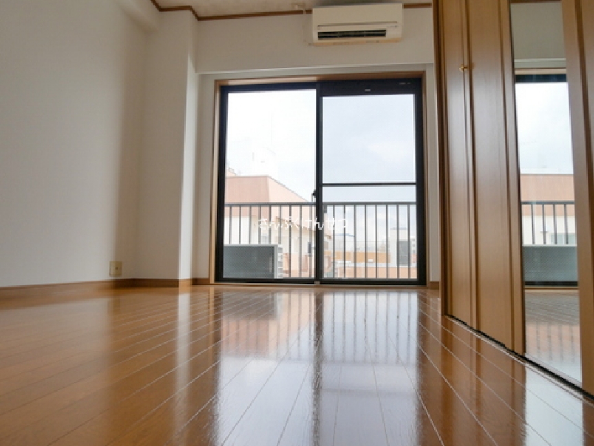 角部屋で明るい6.5帖洋室