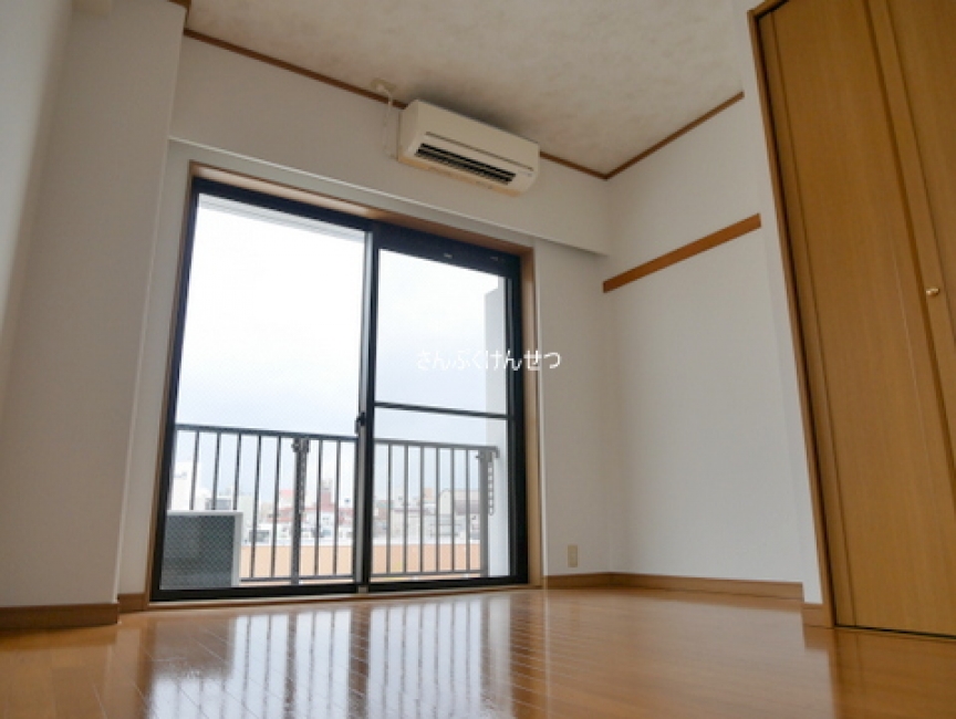 角部屋で明るい6.5帖洋室