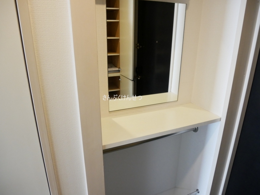 鏡付玄関横小物置場