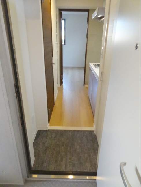 ウェルスクエアイズム奥沢_玄関・キッチンスペース