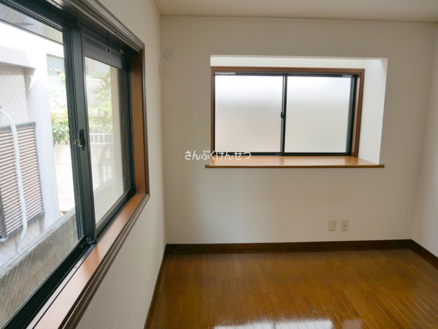 自由が丘2-16賃貸住宅_北西角部屋約6帖洋室出窓付