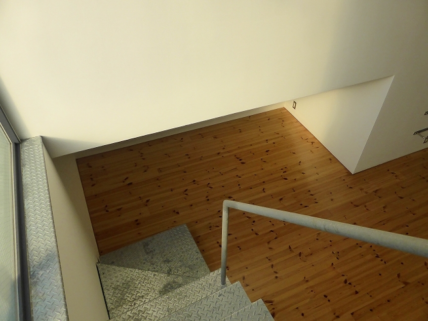 玄関より室内階段